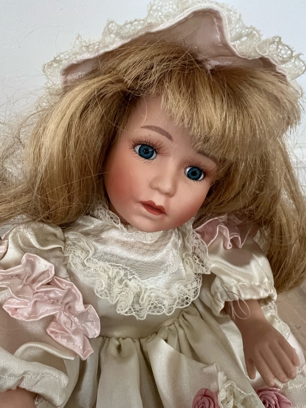 Vintage Porcelain Collectible Doll with Music Cream Pink dress - Picture 3 of 7